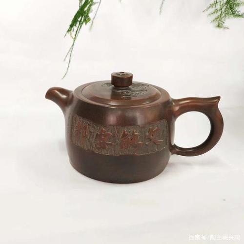 坭兴陶产品,以前主要有茶具,文具,食具,咖啡具,花瓶,花盆,熏鼎及仿古